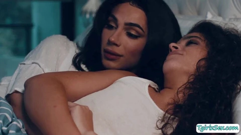 La matrigna shemale Ariel Demure stuzzica e soddisfa la umida figa della sua figliastro.