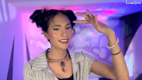 Comencé a jugar con mi lindo trasero y terminé empapada de semen.