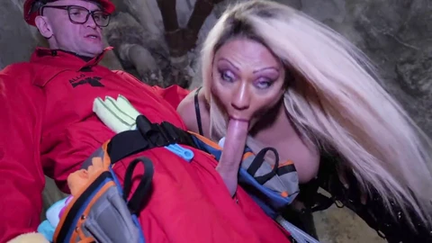 Una straordinaria bellezza transgender viene inchiodata in un seminterrato fatiscente da un operaio in un casco.